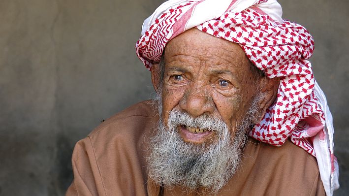 14-009 Oman Fruechte essen Familie alter Mann